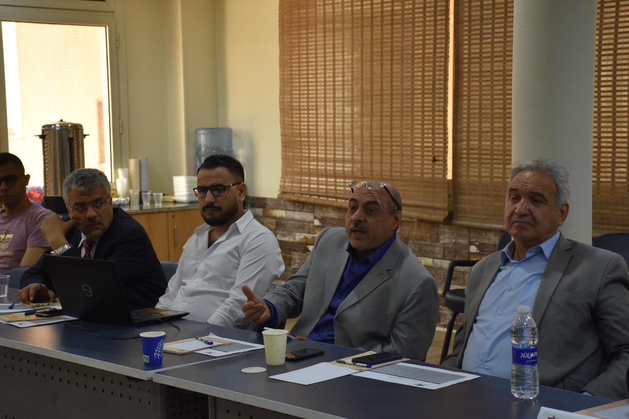 الكاتب الصحفى "أيمن وصفى" مع الحضور أثناء مشاركته فى مناقشات الجلسة