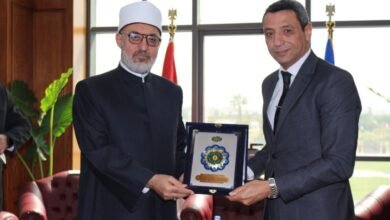 اللواء "أ.ح.طارق حامد الشاذلي" محافظ السويس بهدى درع التكريم إلى "د.نظير عيَّاد" مفتي الجمهورية ورئيس الأمانة العامة لدُور وهيئات الإفتاء في العالم