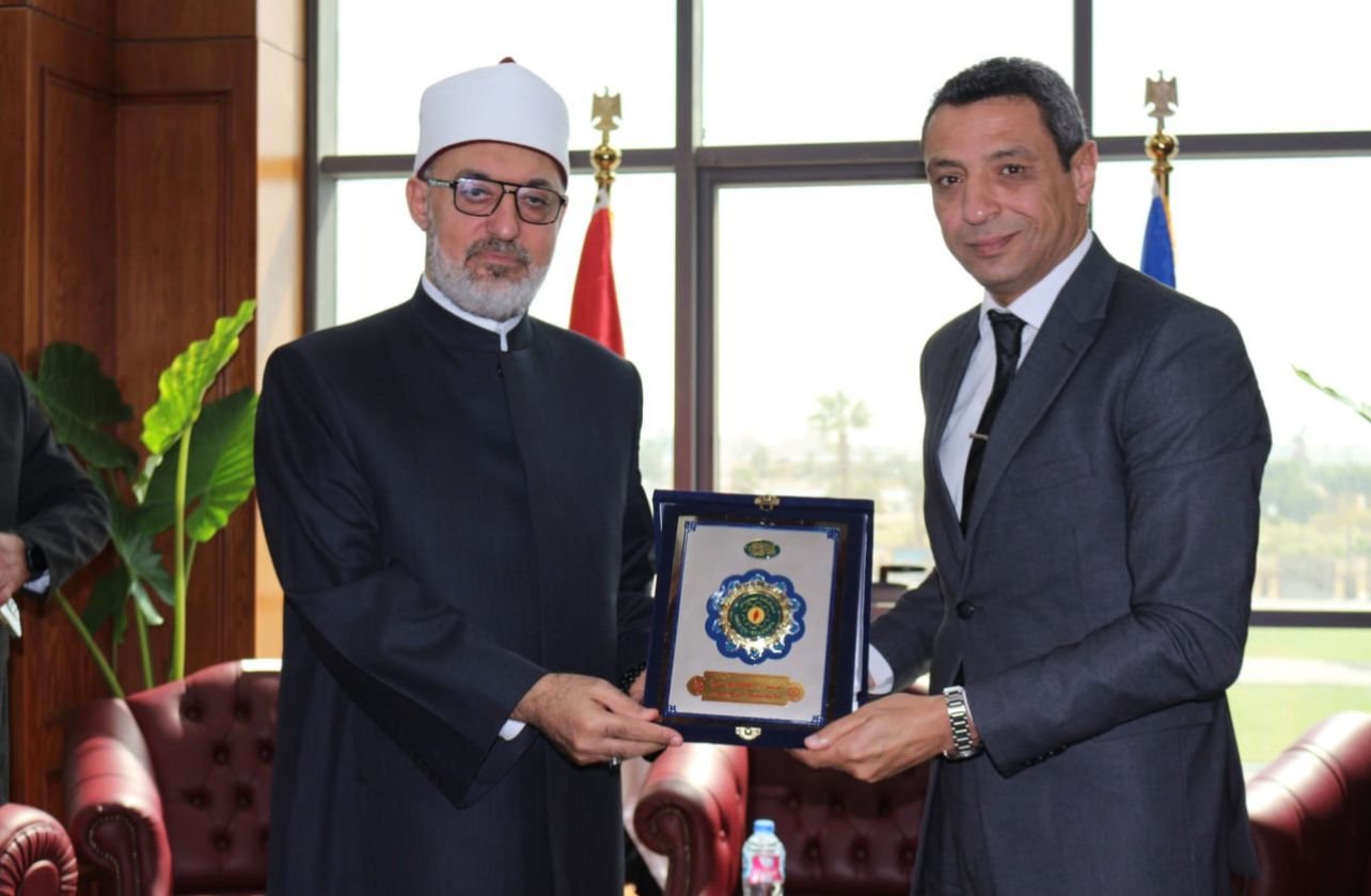 اللواء "أ.ح.طارق حامد الشاذلي" محافظ السويس بهدى درع التكريم إلى "د.نظير عيَّاد" مفتي الجمهورية ورئيس الأمانة العامة لدُور وهيئات الإفتاء في العالم