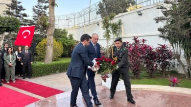 السفير التركي بالقاهرة "صالح موطلو شن" يضع إكيلاً من الزهور على روح الشهداء