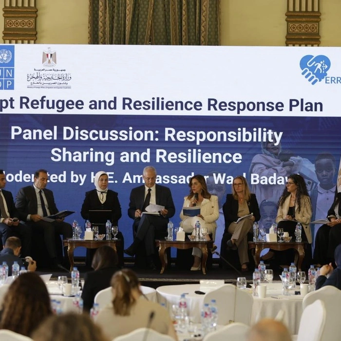 السفير الدكتور وائل بدوي والدكتورة حنان حمدان يشاركان في جلسة نقاش مع الجهات المانحة وممثلي الوزارات خلال إطلاق خطة الاستجابة للاجئين وتعزيز القدرة على الصمود