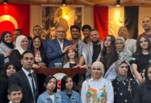 السفير التركي "صالح موطلو شن" بالقاهرة أثناء احتفاله وتكريمه للعائلات الفلسطينية والمصرية فى مقر إقامته