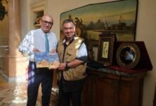 السفير التركى بالقاهرة "صالح موطلو شن" أثناء لقائه الكاتب "أوموت دينجشاهين" ودعمه فى إصدار كتابه عن مصر القديمة