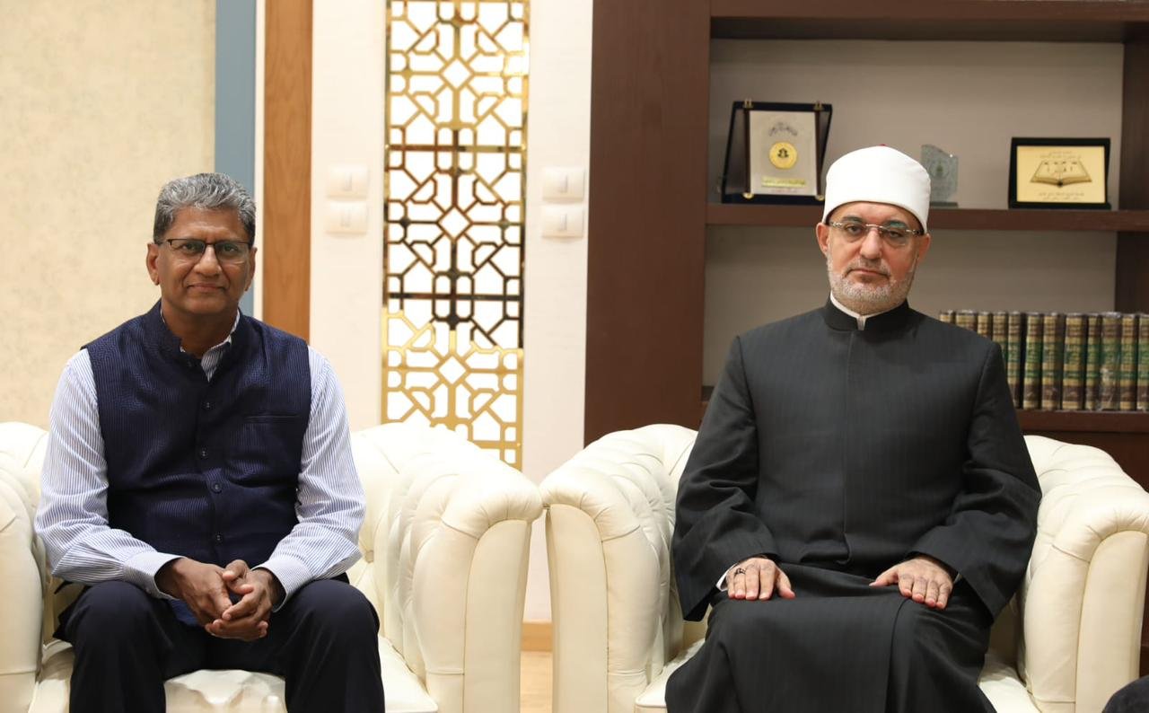"أ.د.نظير محمد عياد" مفتي الجمهورية رئيس الأمانة العامة لدور وهيئات الإفتاء في العالم أثناء استقباله السفير "سوريش ك. ريدي" سفير جمهورية الهند بالقاهرة بمقر دار الإفتاء المصرية