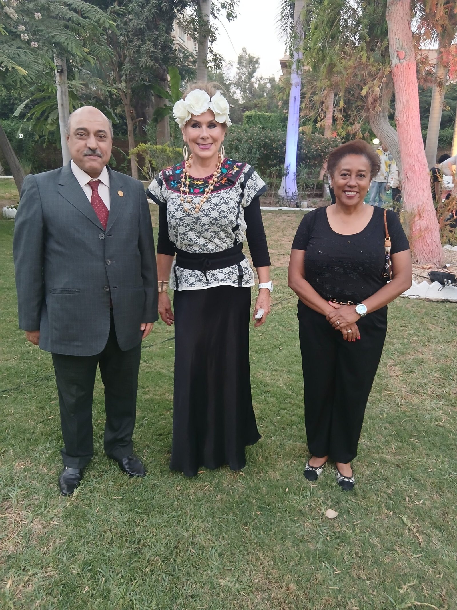 الكاتب الصحفى "أيمن وصفى" رئيس التحرير مع السفيرة المكسيكية "ليونورا رويدا" بالقاهرة