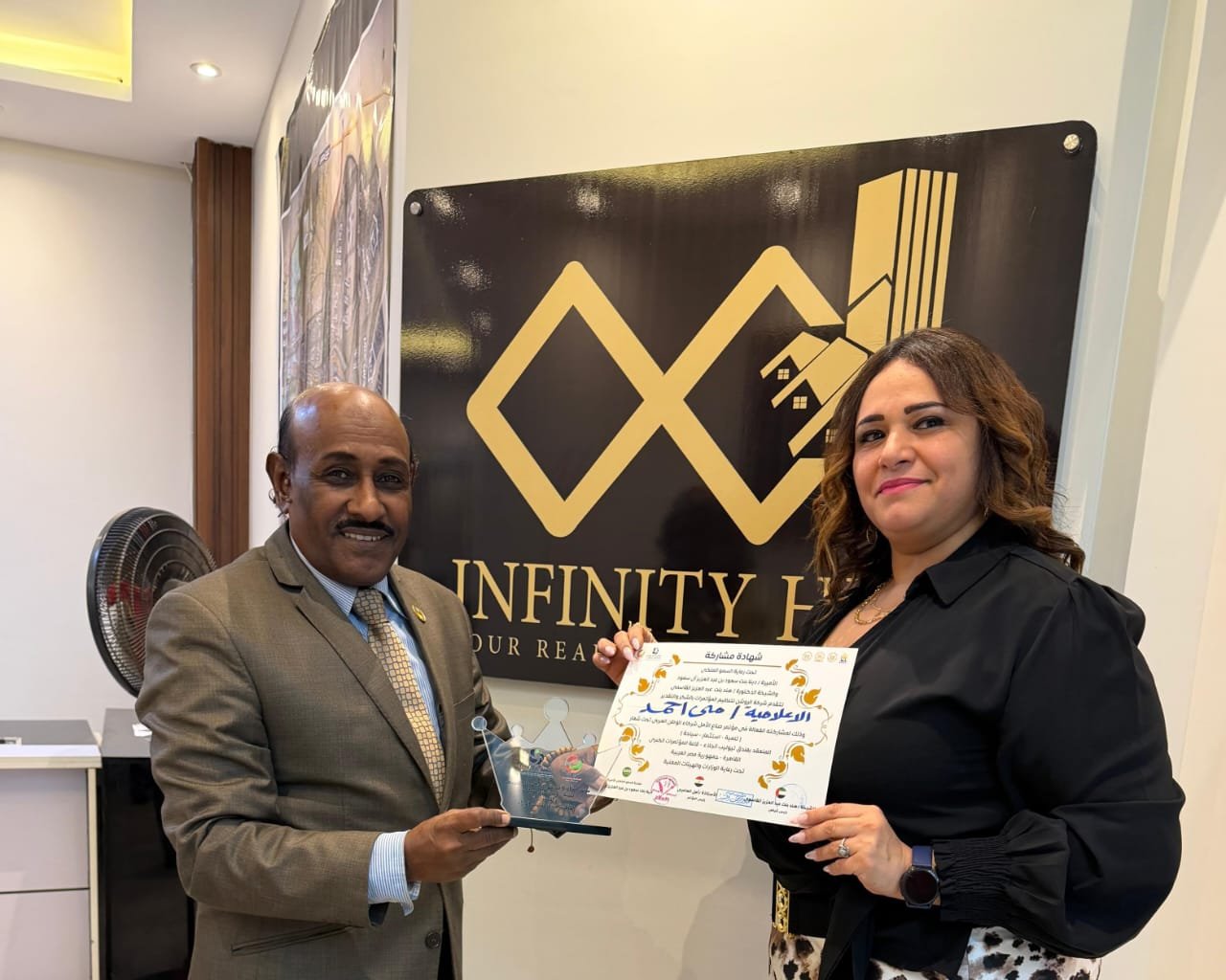   "د.محمد مدنى" يسلم الإعلامية "مي أحمد" التكريم