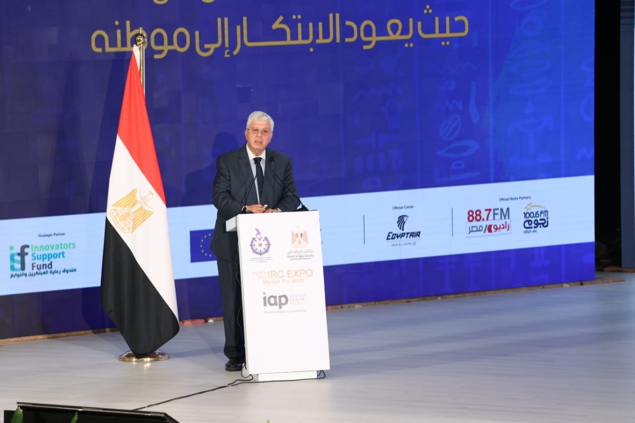 الدكتور أيمن عاشور وزير التعليم العالي والبحث العلمي