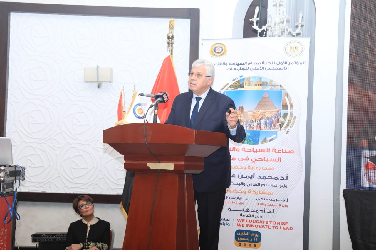 الدكتور أيمن عاشور وزير التعليم العالي والبحث العلمي