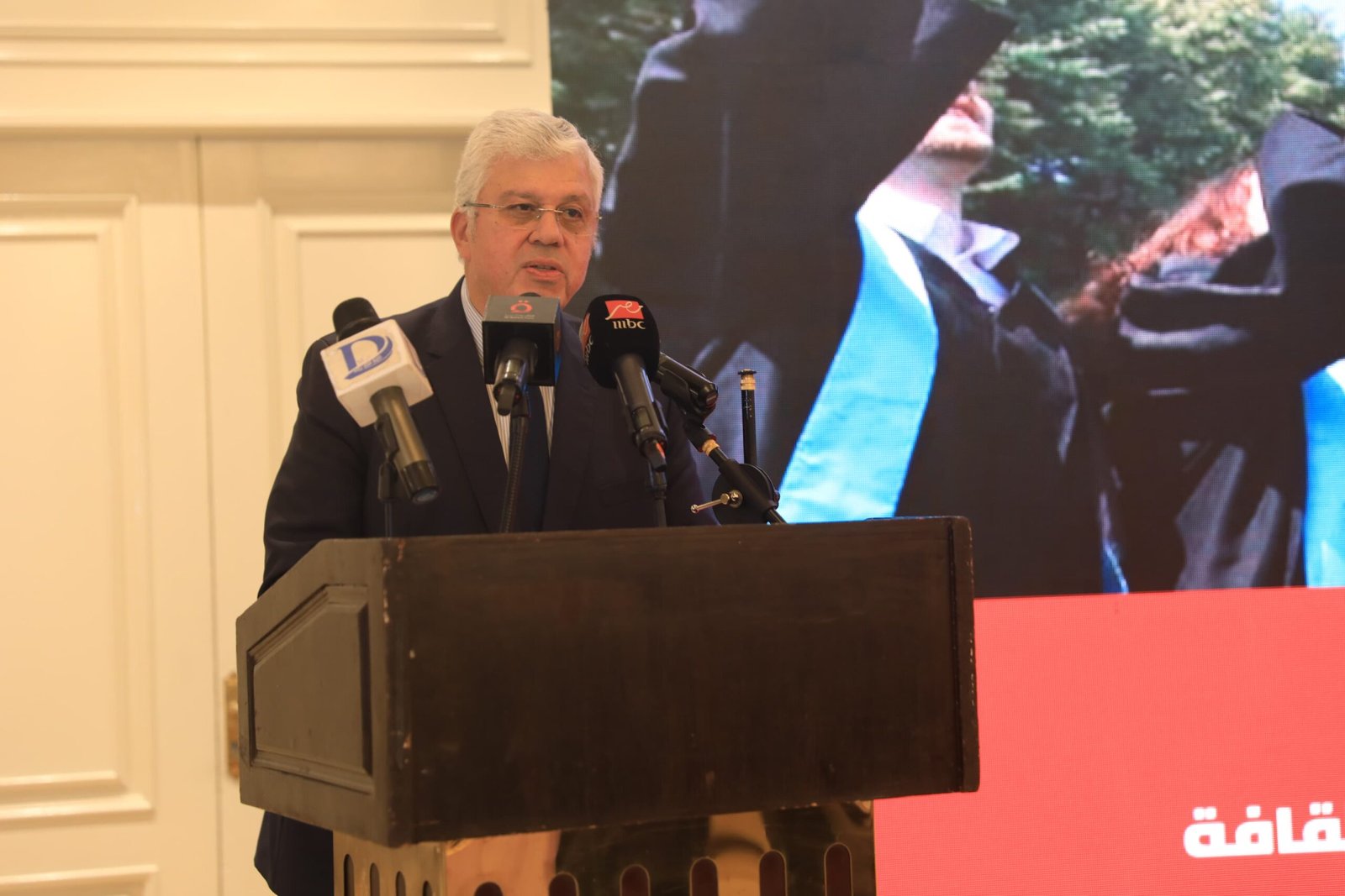 الدكتور أيمن عاشور وزير التعليم العالي والبحث العلمي ورئيس اللجنة الوطنية المصرية لليونسكو