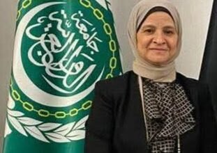 وزير مفوض "إيناس الفرجاني" المشرف على قطاع الشؤون الاجتماعية بالجامعة العربية