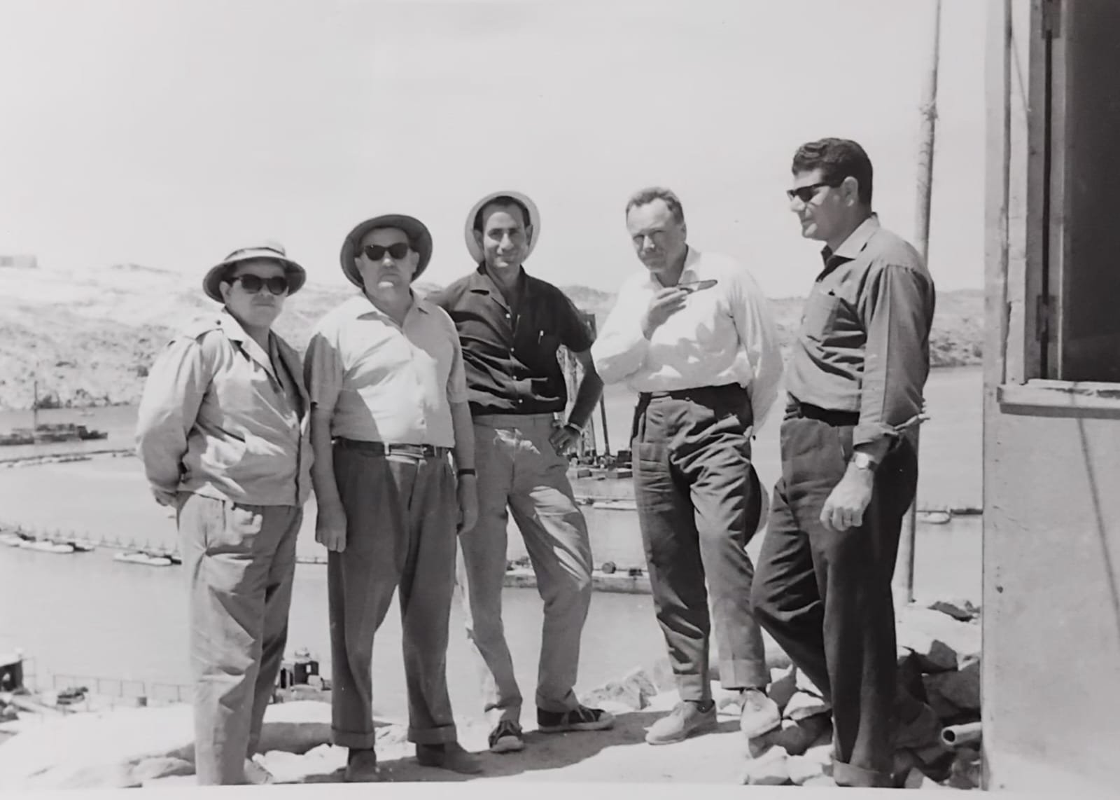 صورة أرشيفية للمهندسين الروس والمصريين أثناء بناء السد