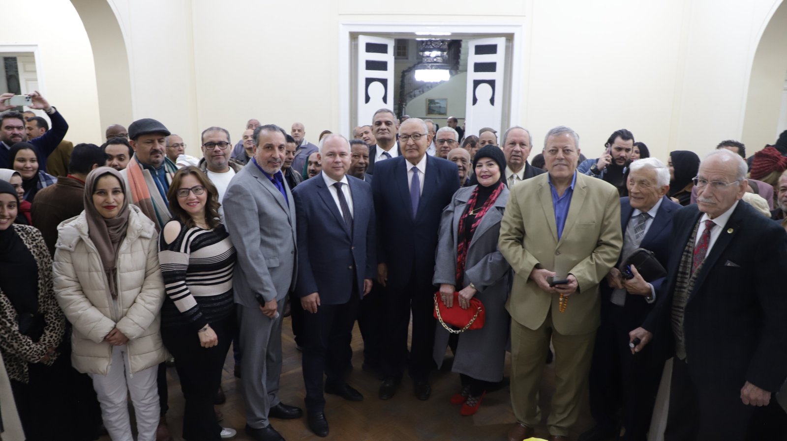  "زايتشيكوف" مع مجموعة من بناة السد