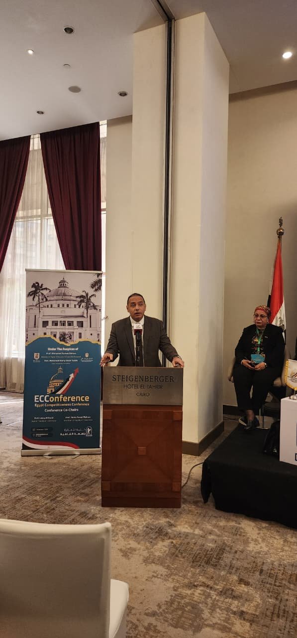 الدكتور اسلام عزام رئيس البورصة المصرية