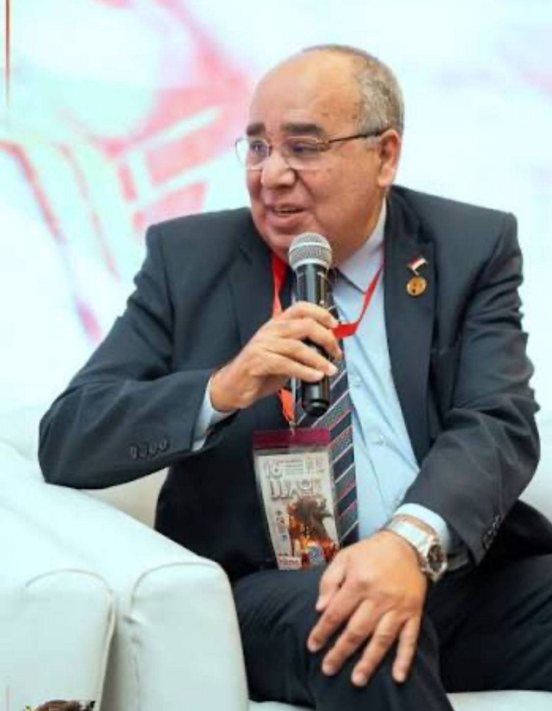 "د.سمير شحاتة" أستاذ ورئيس قسم علاج الأورام والطب النووي بكلية الطب جامعة أسيوط