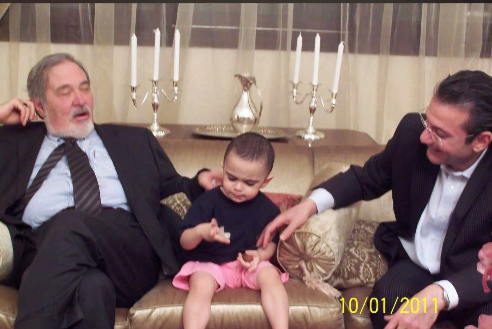 صورة أرشيفية للسفير التركى بالقاهرة "صالح موطلو شن" مع الأستاذ البروفيسور "إلبر أورتايلي" أحد أعلام التأريخ التركي البارزين