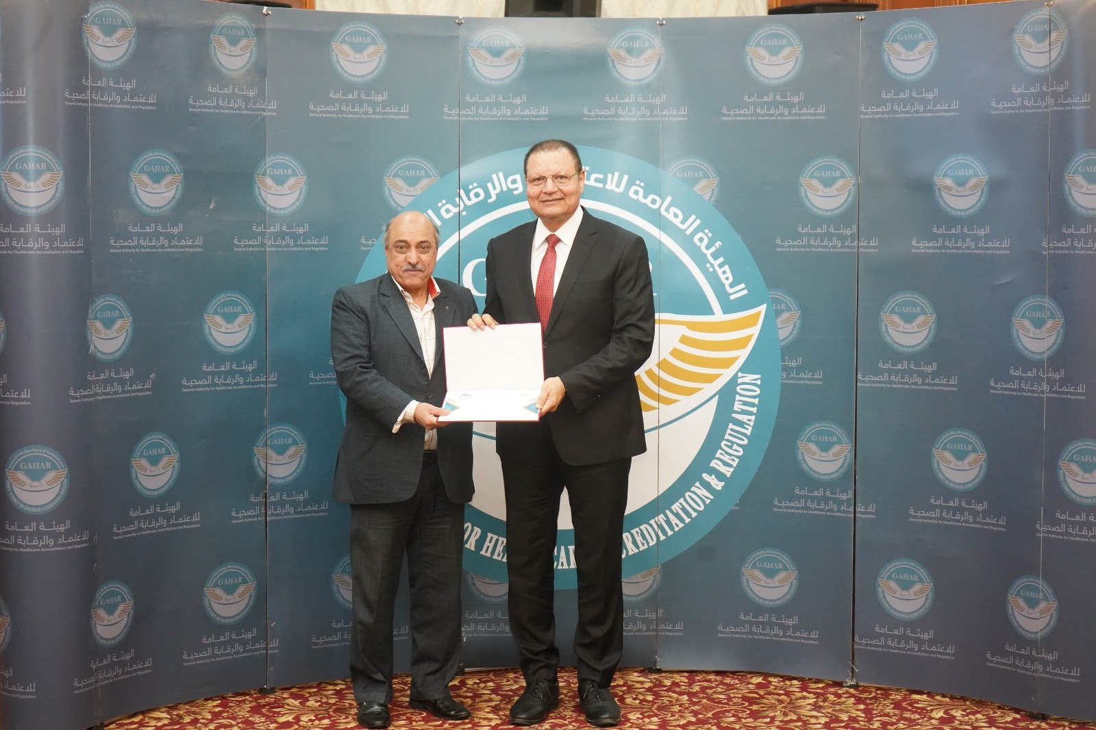 الأستاذ الدكتور "أحمد طه" رئيس الهيئة العامة للاعتماد والرقابة الصحية أثناء تكريمه "أيمن وصفى" رئيس تحرير جورنال اونلاين