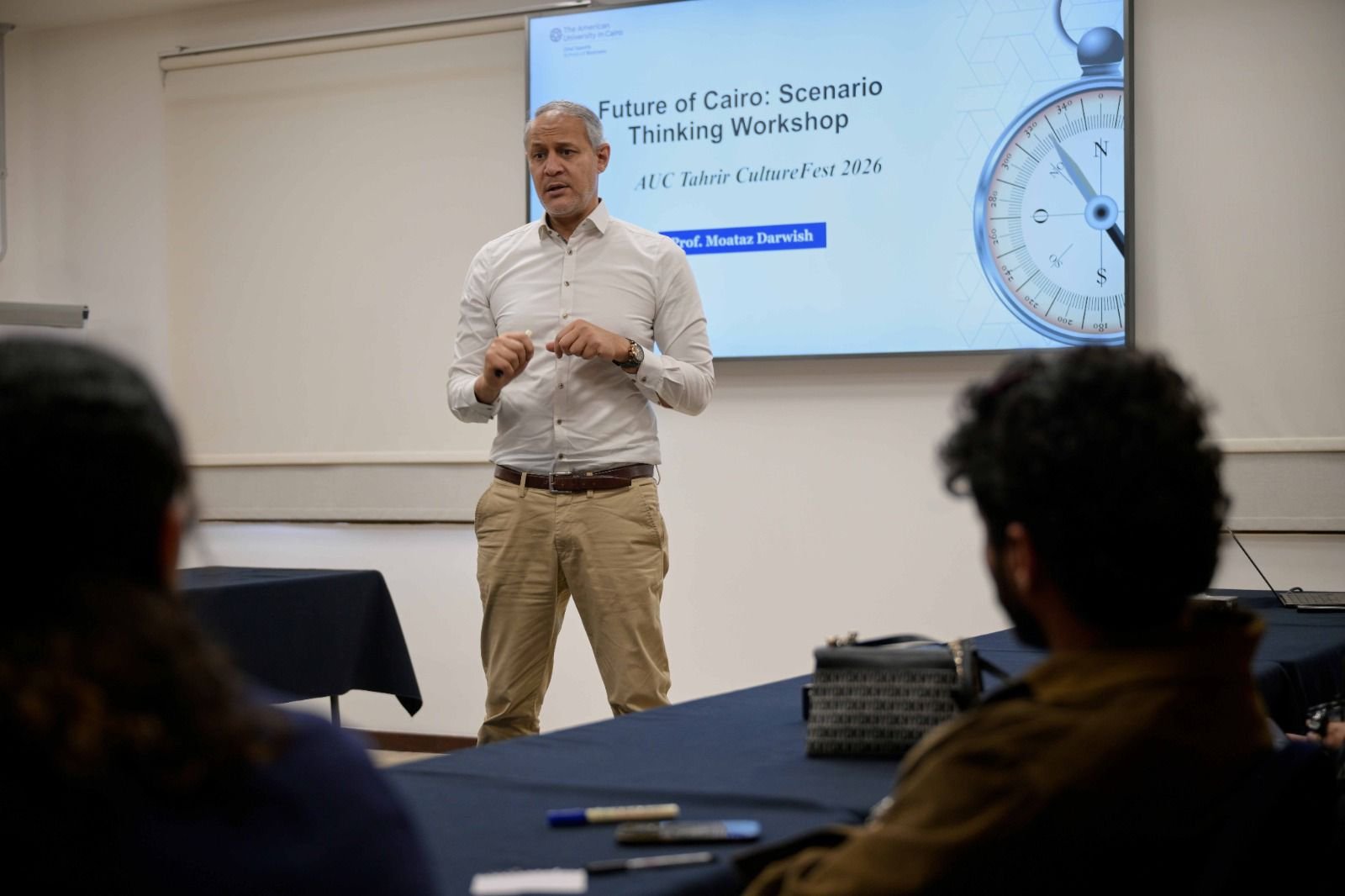 "د.معتز درويش" أستاذ الممارسة المشارك في قسم هيكل للإدارة بالجامعة الأمريكية بالقاهرة وخريج الجامعة عام 1995