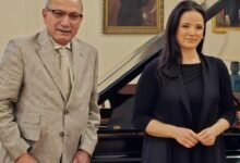 السفير التركى بالقاهرة "صالح موطلو شن" أثناء استقباله عازفة الفلوت التركية "سينام هوندار أوغلو"