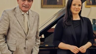 السفير التركى بالقاهرة "صالح موطلو شن" أثناء استقباله عازفة الفلوت التركية "سينام هوندار أوغلو"