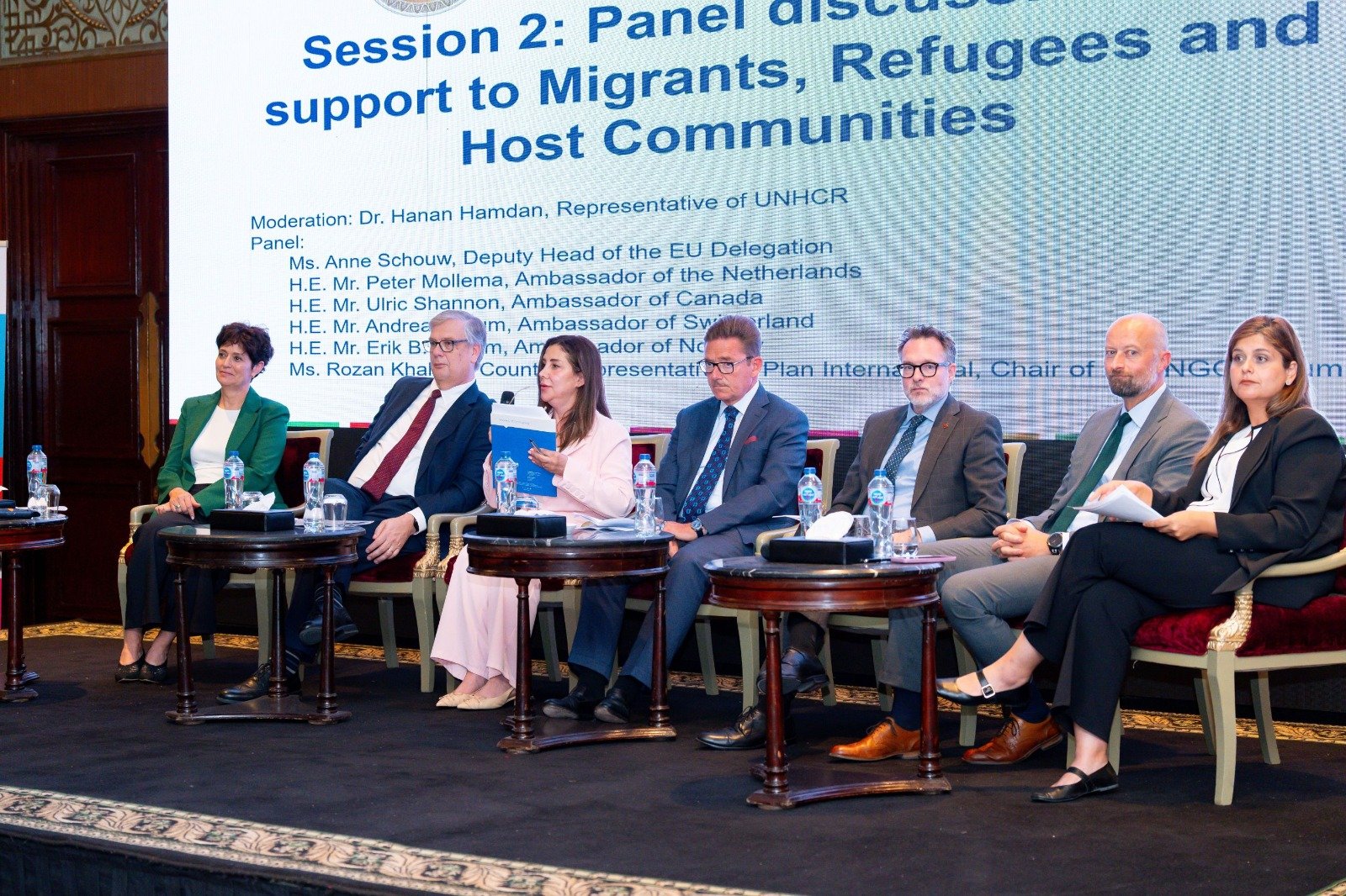 "د.حنان حمدان" ممثلة المفوضية السامية للأمم المتحدة لشؤون اللاجئين.تدير جلسة نقاشية مع الشركاء خلال الاجتماع السنوي للمنصة المشتركة للمهاجرين واللاجئين