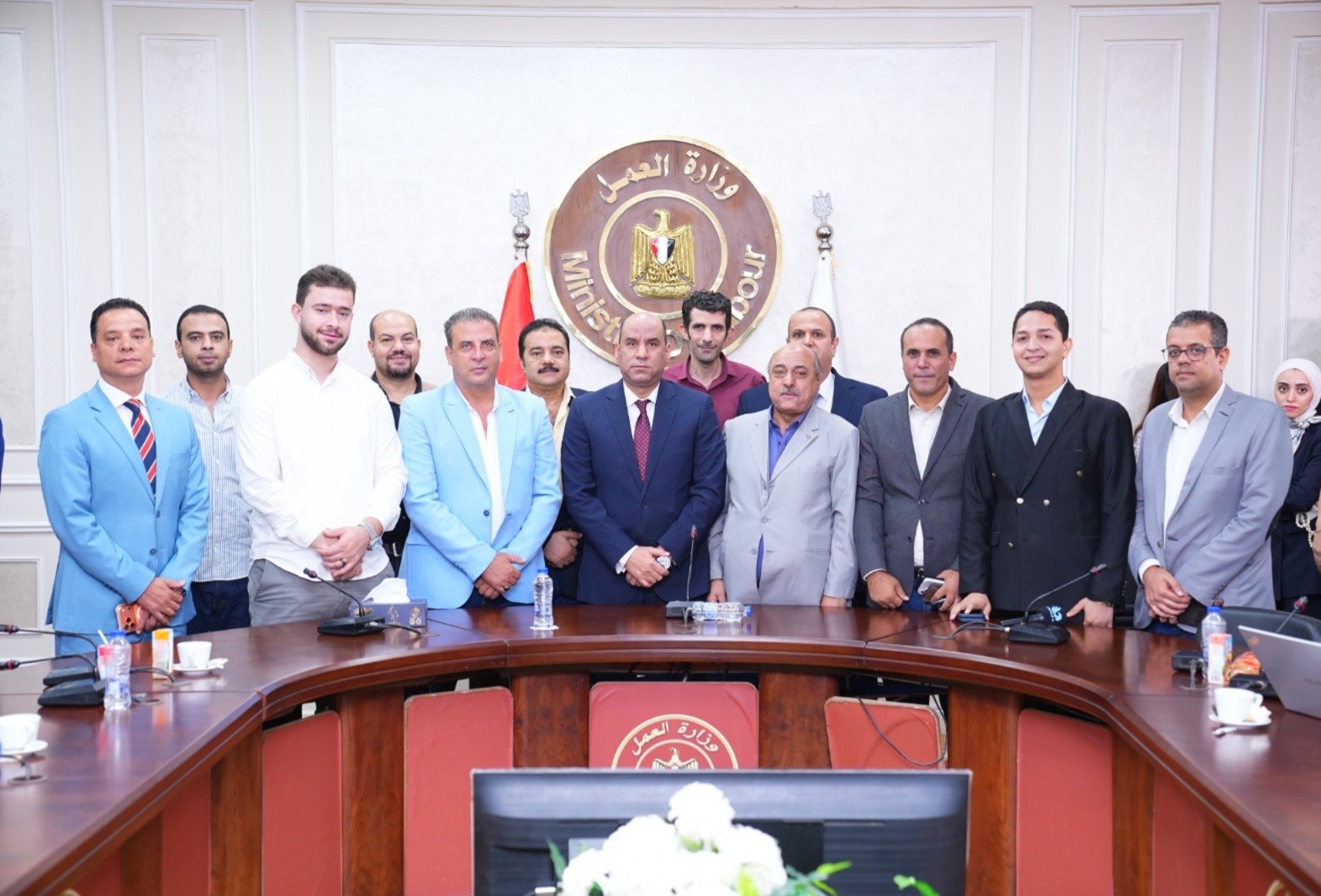 "حسن رداد" وزير العمل فى صورة جماعية مع الصحفيين والإعلاميين 
