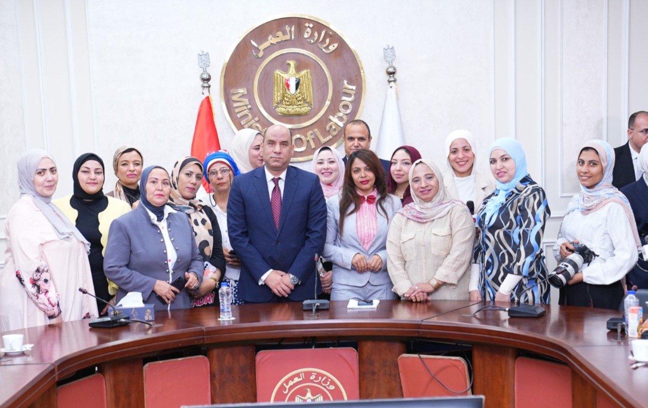 "حسن رداد" وزير العمل فى صورة جماعية مع الصحفيات والإعلاميات